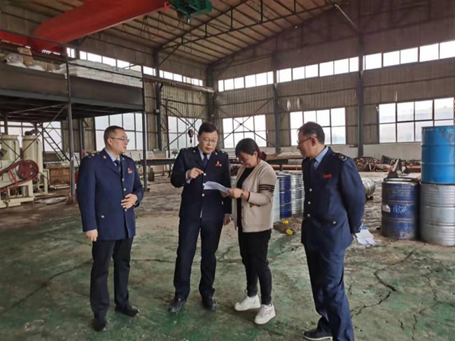 10-35 20211028（发市局内、外网站 武飞 ）清徐县税务：风雨同舟税徽闪耀 入企助力灾后恢复2_副本.jpg
