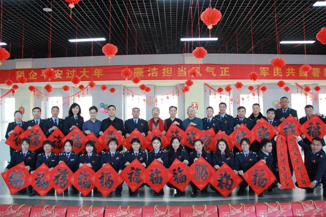 1-32 20220125（配三图，发市局内、外网 赵晓雪）中北高新区税务：开展春联送“福”活动1_副本.jpg