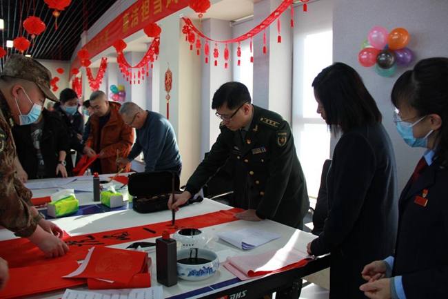 1-32 20220125（配三图，发市局内、外网 赵晓雪）中北高新区税务：开展春联送“福”活动2_副本.jpg