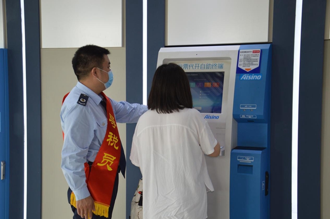 8-48 20230828（配图发市局内、外网 秦雪婷）尖草坪区税务：纳税服务护航 营商环境提升_副本.jpg