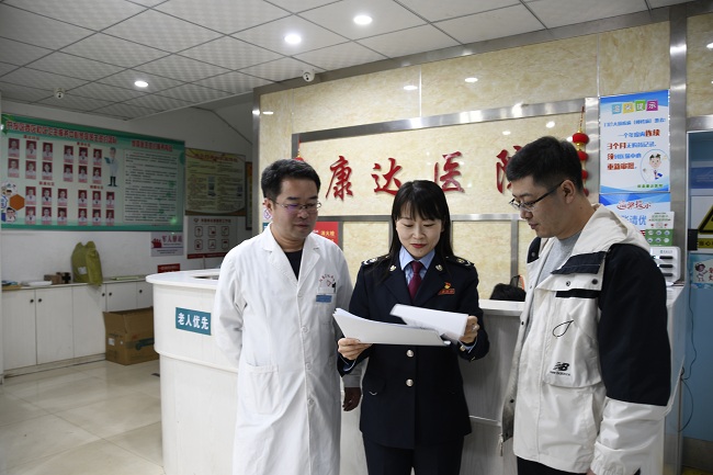 图为税务干部和五渡园区工作人员共同辅导辖区纳税人.jpg