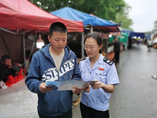 6.4（发市局外网，报省局 李茜雯）娄烦县税务：税收宣传走进“四·二五”古庙会_副本.jpg