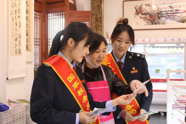 在第34个全国税收宣传月期间，国家税务总局隰县税务局围绕“税收·法治·公平”主题，在隰县小西天景区开展“跟着悟空学税法”系列宣传活动，为游客、商户送上“政策春风”，赋能县域文旅经济发展。（） (2).jpg
