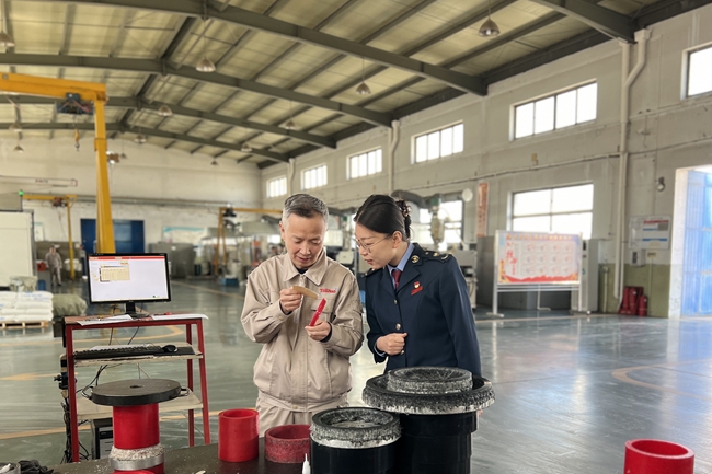 近日，国家税务总局原平市税务局组织青年干部走访科创企业山西泰宝科技有限公司，了解涉税服务需求，为企业介绍相关税收政策，提醒政策适用常见风险。（图宋枫 文赵媛媛）处理.jpg