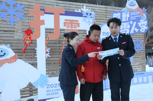 1767149412046081237.jpg 近日,国家税务总局陵川县税务局税务干部走进自在荒野山地自驾运动公园宣讲税费政策,助力民营经济发展。_副本.jpg