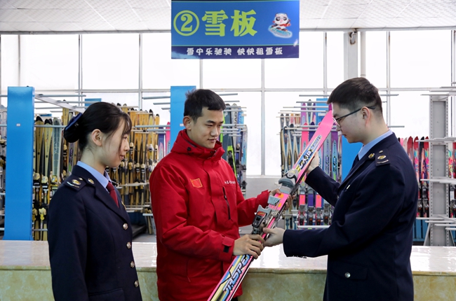 国家税务总局晋城市城区税务局深入晋城市城区新世纪白马寺山滑雪场，结合冰雪产业特点，提供精准服务与合规辅导，助力企业规范发展、提质增效，带动冰雪经济焕发新活力。 (2)_副本.jpg