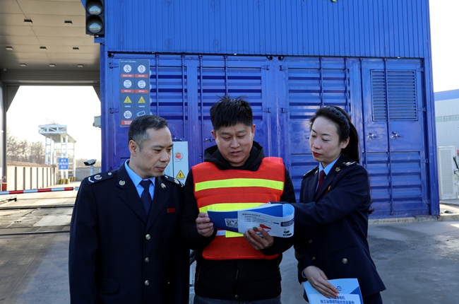 1768979386210047782.jpg 国家税务总局晋城市城区税务局税务干部走进晋城国投时代骐骥充换电场站项目一线,为企业开展涉税合规辅导,精准解决业务难题,保障项目建设稳步推进。2026.1.14_副本.jpg