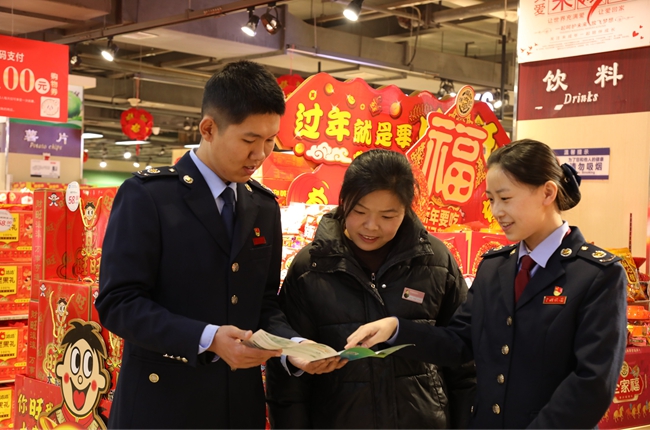 晋城市城区税务局走进凤展超市，提供精准服务与合规辅导，用务实举措为节前保供筑牢税收保障，守护春节市场平稳运行。20260128 (3)_副本.jpg