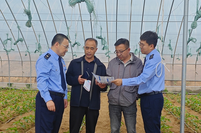 泽州县税务局深入五彩椒小镇项目现场，精准推送自产农产品免税等政策，辅导合作社规范开票，助力项目提速发展20260521 (1)_副本.jpg