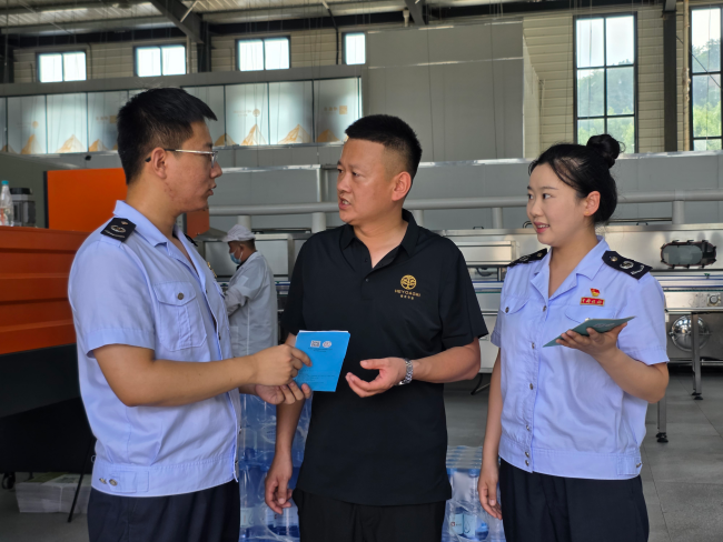 近日，国家税务总局安泽县税务局组建特色产业服务专班深入安泽县恒优农业有限责任公司开展合规辅导，助力企业健康发展、行稳致远。(师梓淯摄).png
