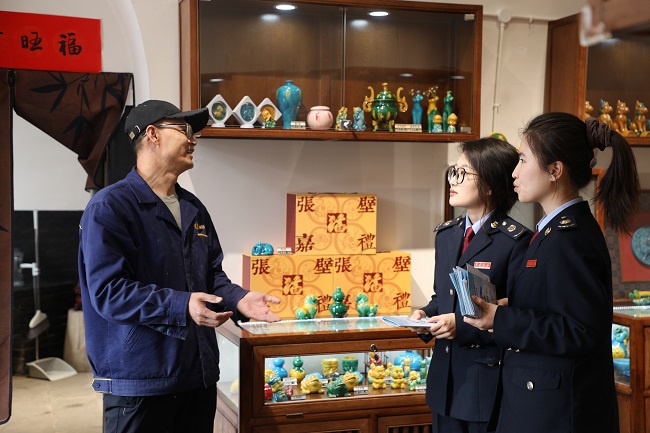 1775546900022062355.jpg 税宣月期间,介休市税务局走进琉璃销售商铺进行税收宣传.jpg