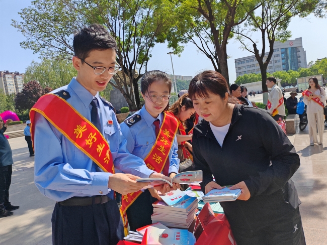 1780056812249010873.jpg 今年5月是第六个民法典宣传月。国家税务总局乡宁县税务局组织税务宣传团队走进县城中心广场,通过设置宣传展台、发放宣传手册、现场答疑解惑等方式,向来往群众细致讲解民法典核心条款,同步普及社保费、个人所得税等惠民税收政策,将法治宣传与税费服务有机结合,切实提升群众的法治意识与税法遵从度。图为税务干部向过往群众发放民法典宣传册、税法知识读本等资料,并面对面讲解相关法律与税费政策要点。1(王亚星 郭嘉豪 摄).jpg